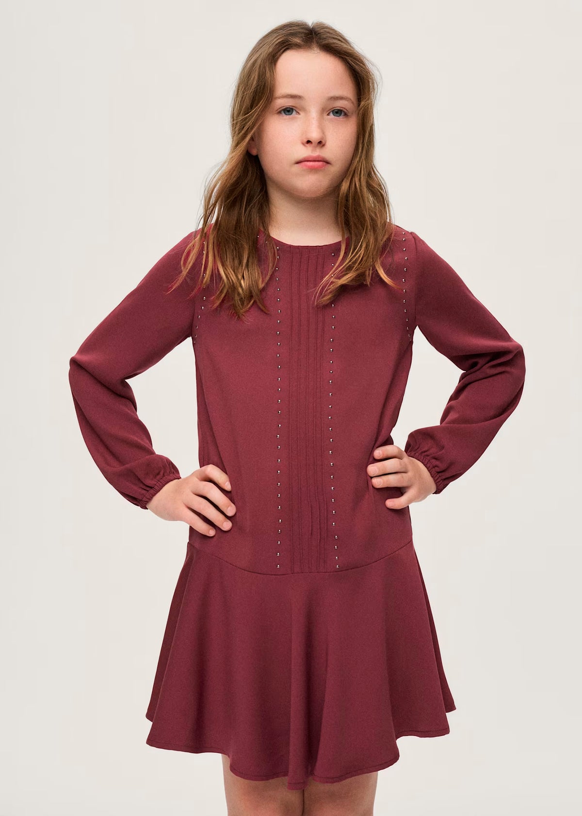 Vestido tachuelas rojo granate