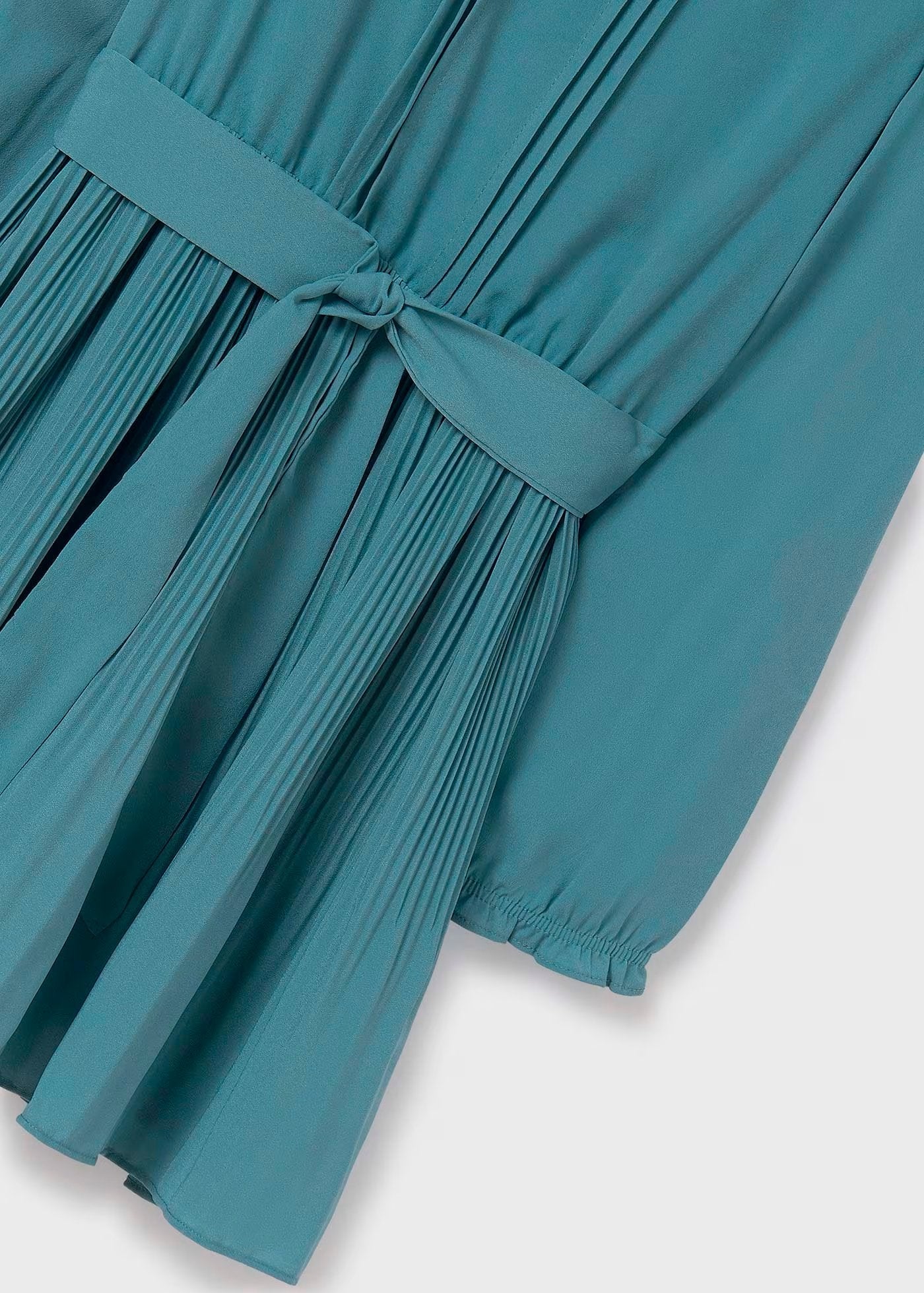 vestido manga larga, moño en cintura y falda tableada color verde lago