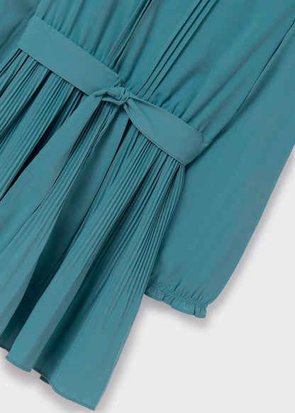 vestido manga larga, moño en cintura y falda tableada color verde lago
