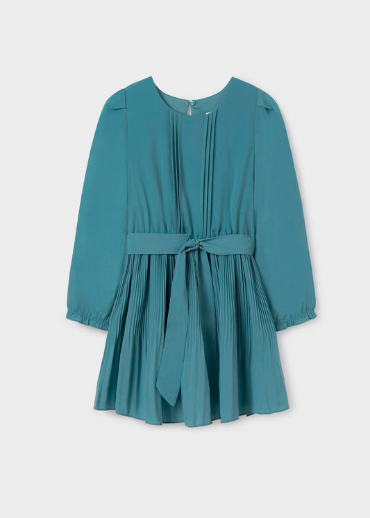 vestido manga larga, moño en cintura y falda tableada color verde lago