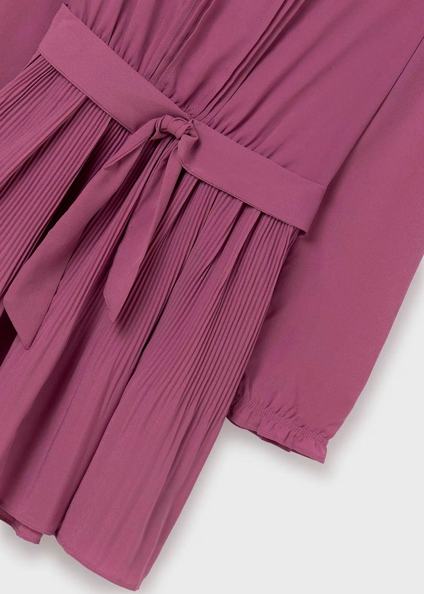 vestido manga larga, moño en cintura y falda tableada color rosa malva