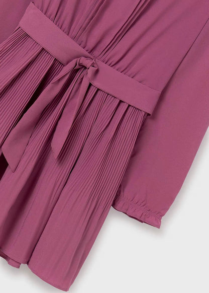 vestido manga larga, moño en cintura y falda tableada color rosa malva