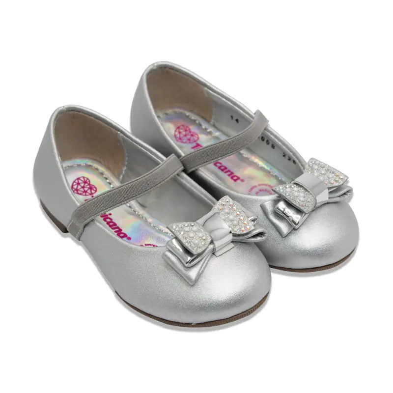 zapato estilo balerina con liston y mono color plata