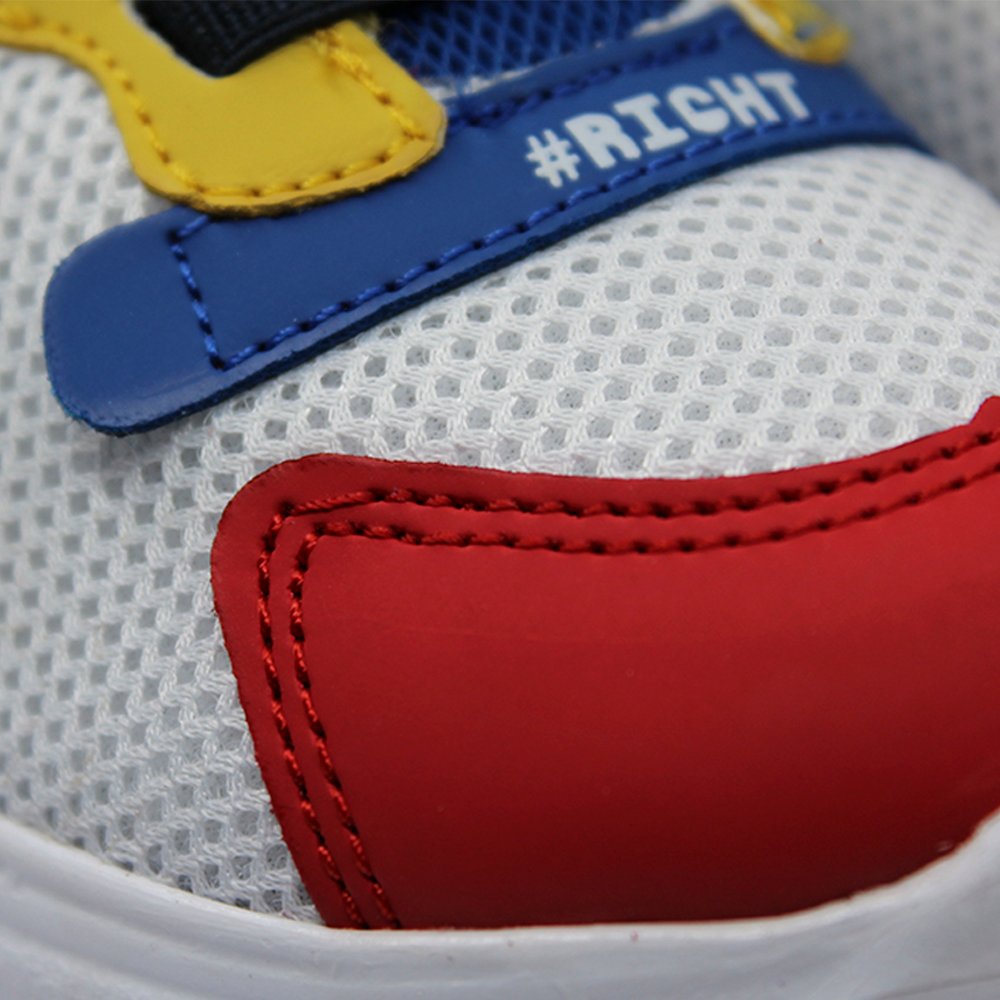 tenis blancos con detalles de colores