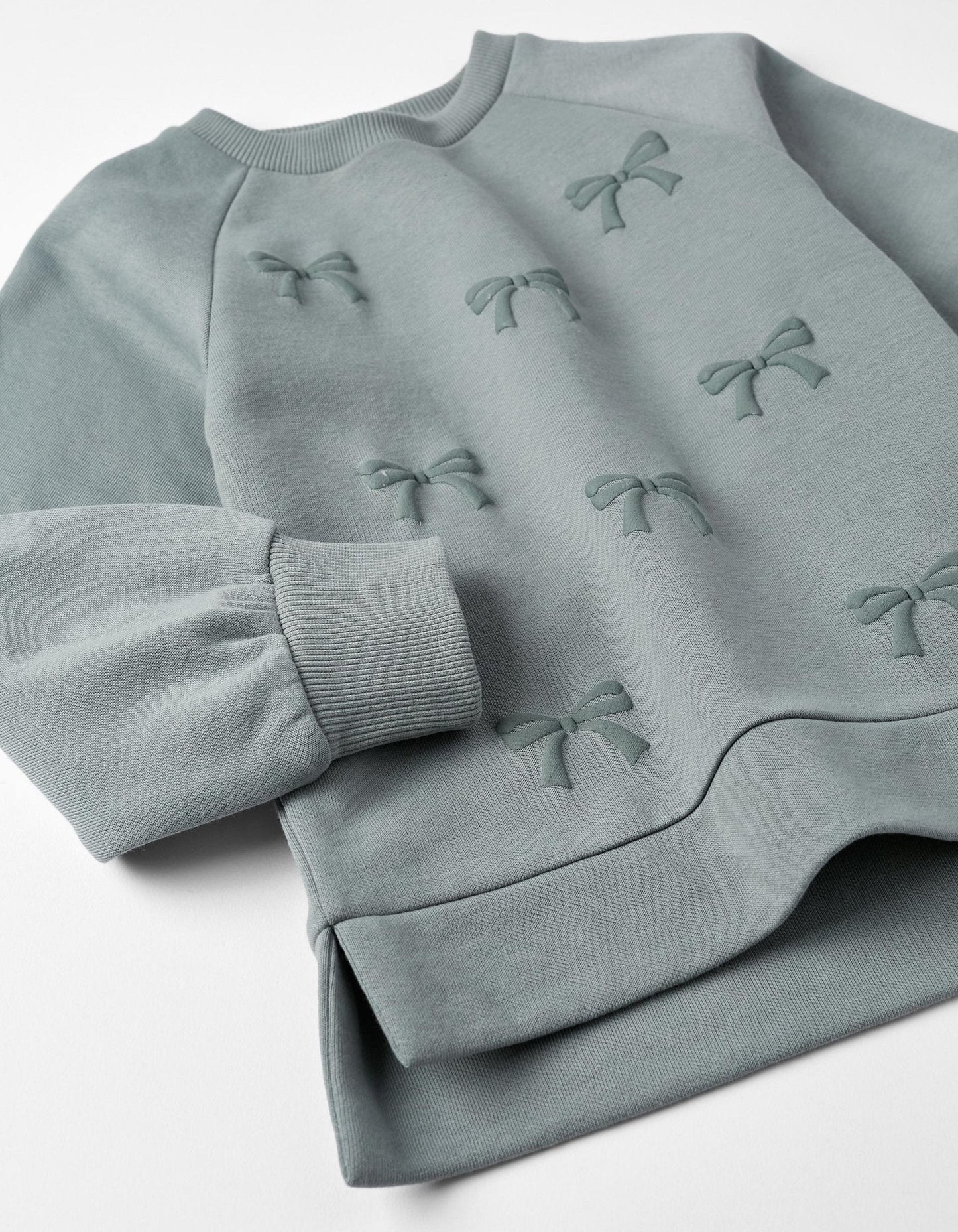 sudadera de algodón, cuello redondo, moños realce, color gris azulado