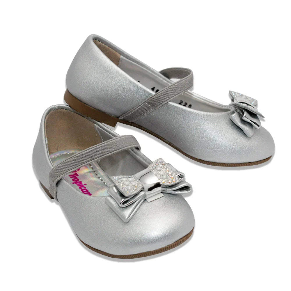 zapato estilo balerina con liston y mono color plata