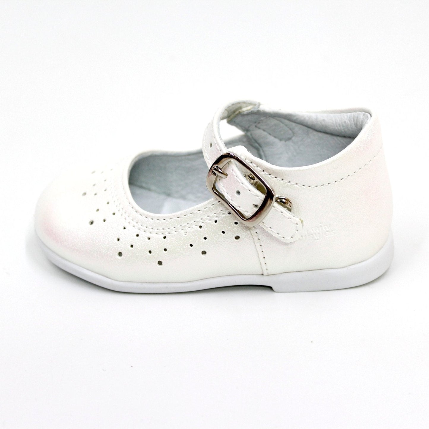 zapato blanco nacar con perforaciones, hebilla dorada