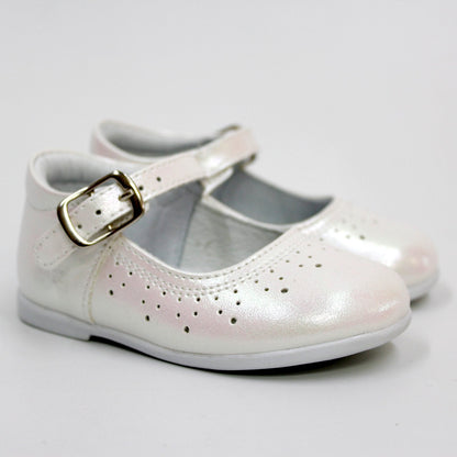 zapato blanco nacar con perforaciones, hebilla dorada