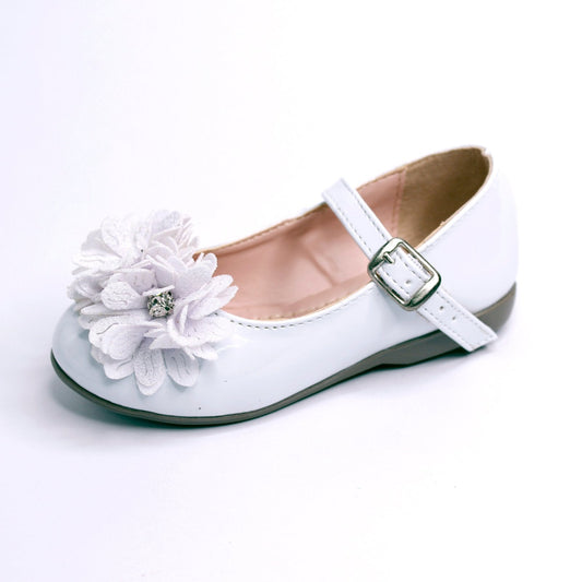 zapato color blanco con flor de tela