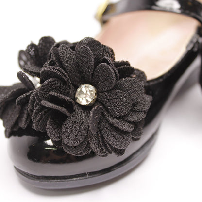 zapato charol color negro con hebilla y doble flor