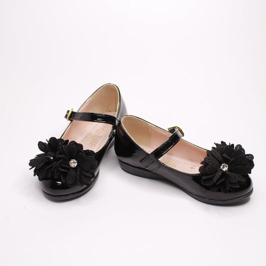 zapato charol color negro con hebilla y doble flor