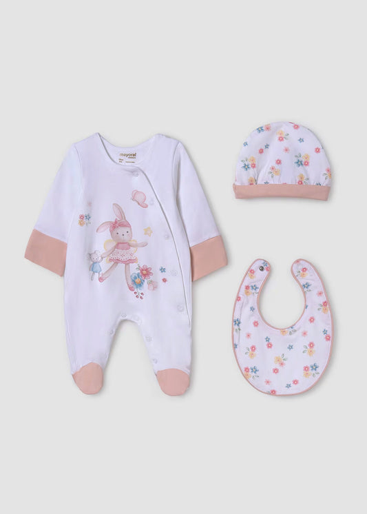Conjunto pelele con babero y gorrito, blanco rosa conejos