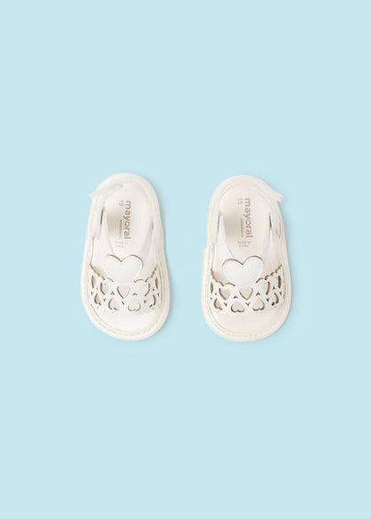 sandalias corazón color blancas para bebé