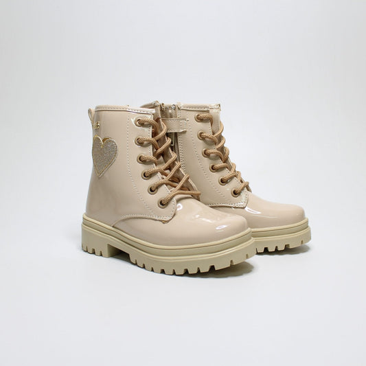 bota beige con corazón