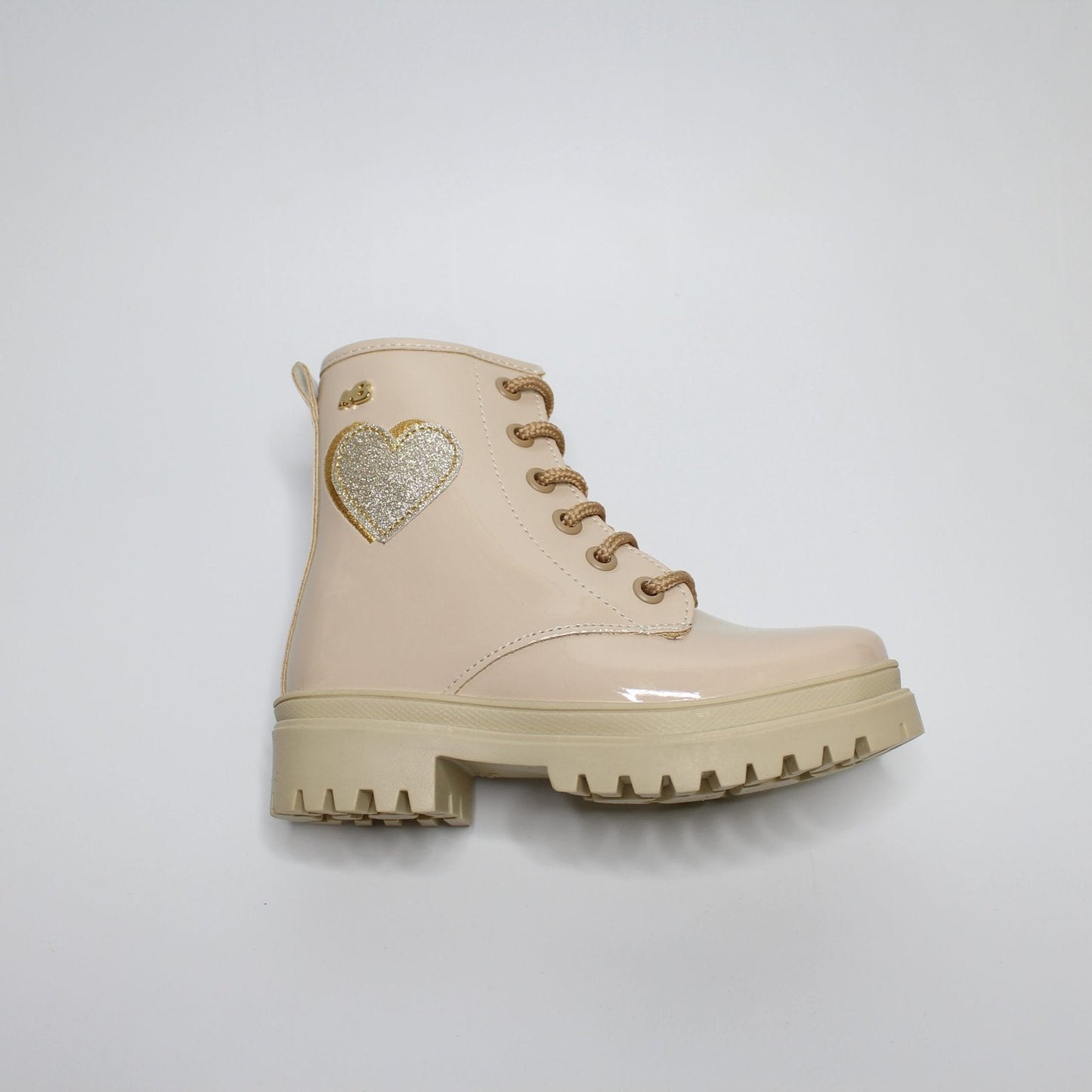 bota beige con corazón