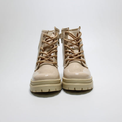 bota beige con corazón