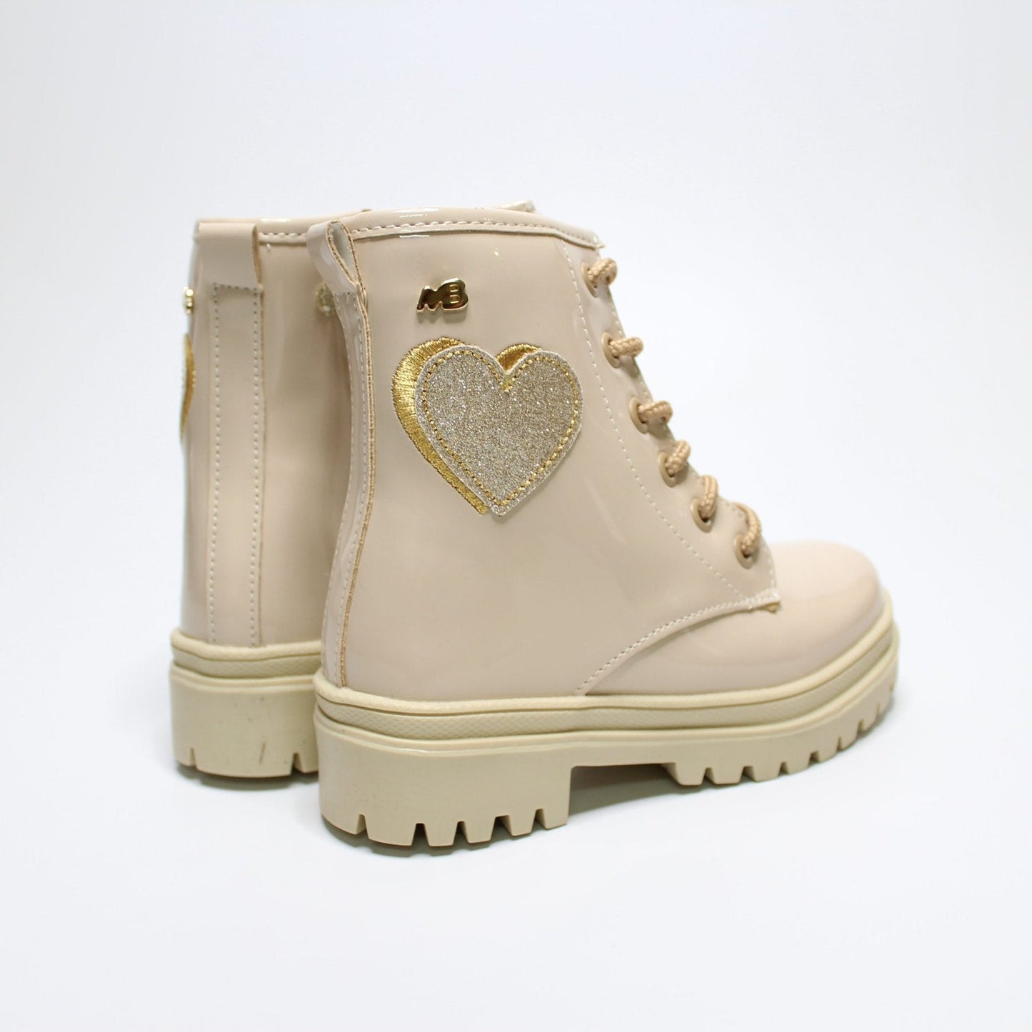 bota beige con corazón