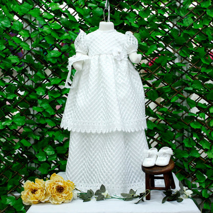 ropon color blanco, 3 flores con perlas