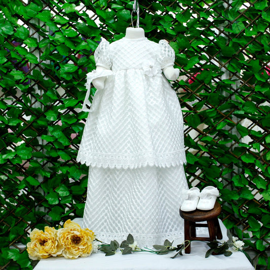 ropon color blanco, 3 flores con perlas