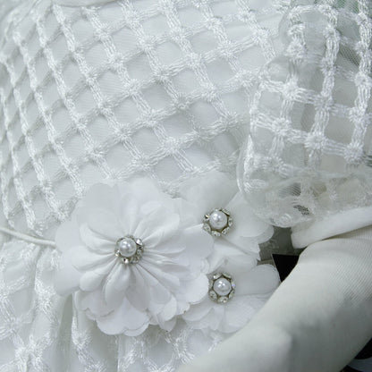 ropon color blanco, 3 flores con perlas