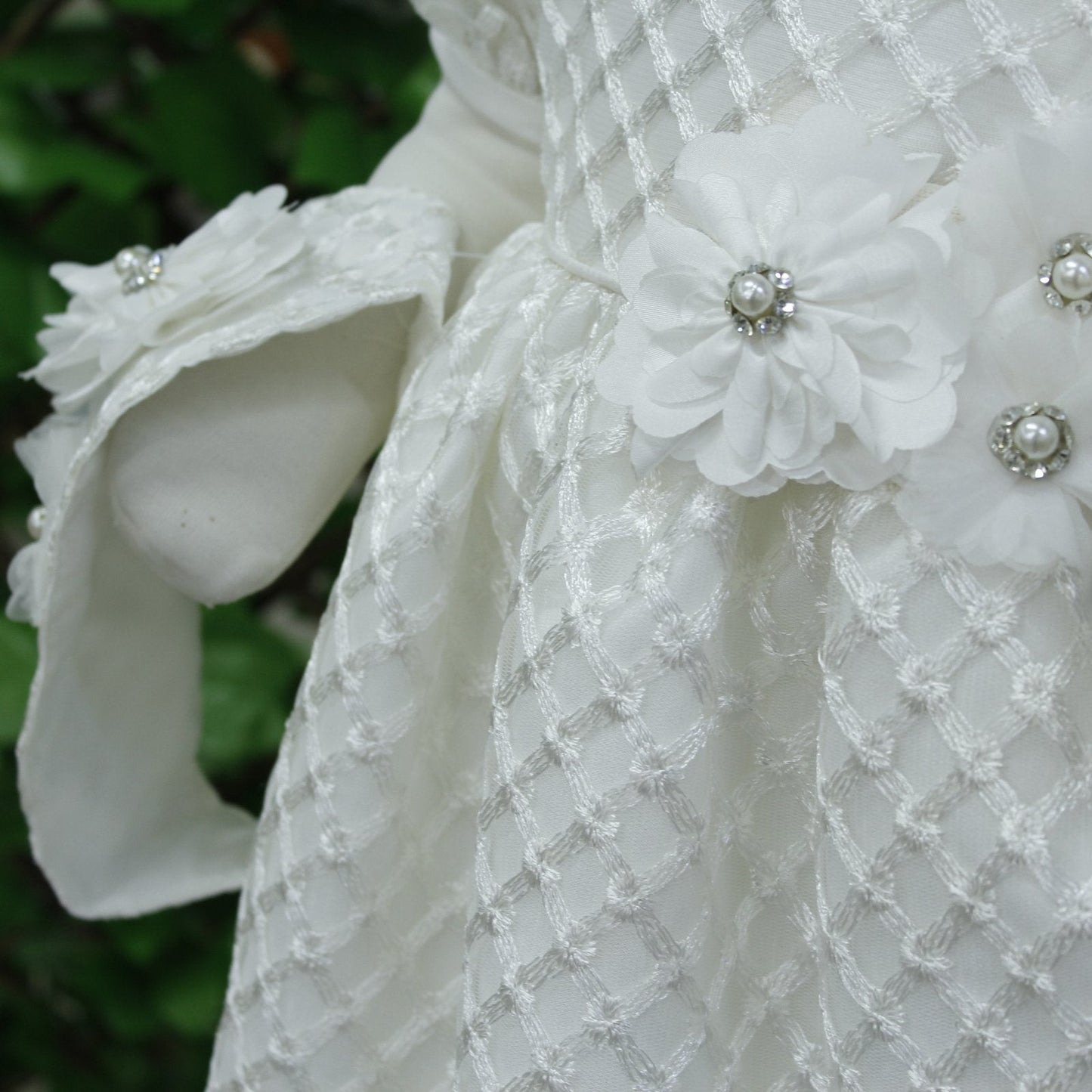 ropon color perla, 3 flores con perlas