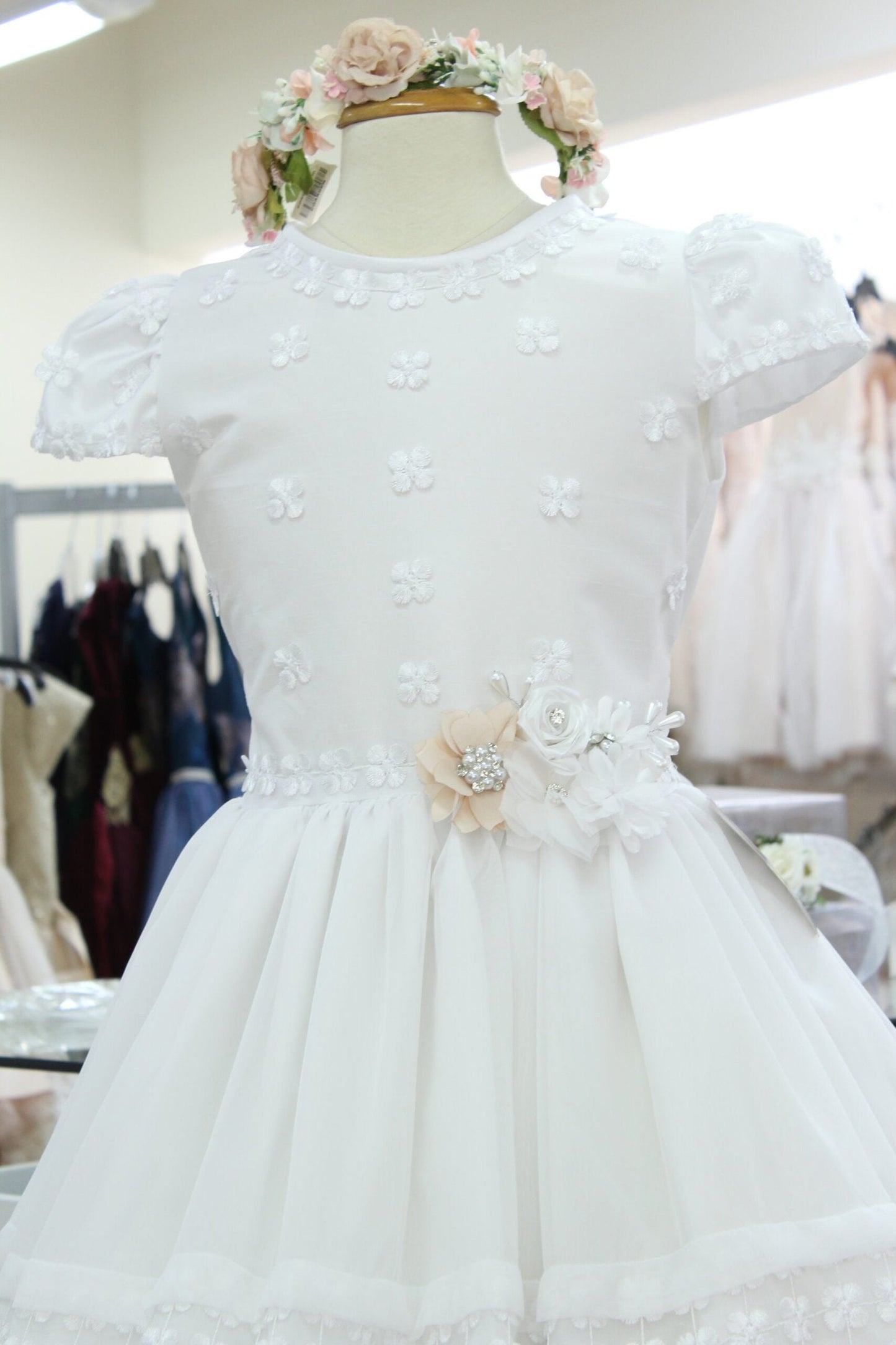 Vestido de primera comunión, color blanco, broche prendedor con aplicación en cintura