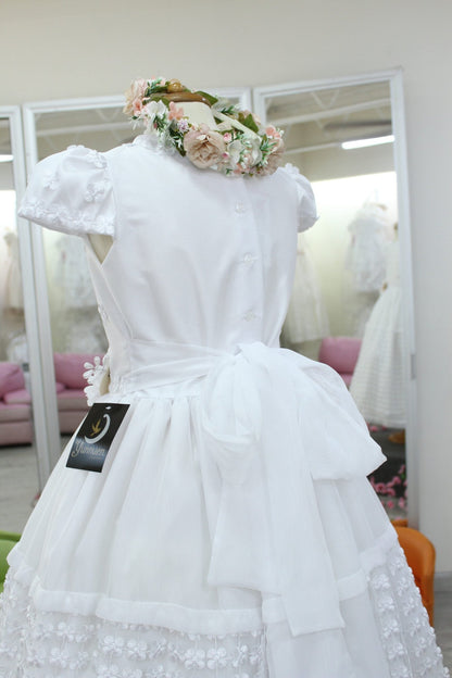 Vestido de primera comunión, color blanco, broche prendedor con aplicación en cintura