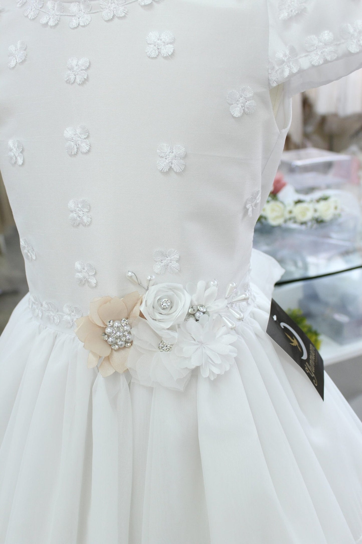 Vestido de primera comunión, color blanco, broche prendedor con aplicación en cintura