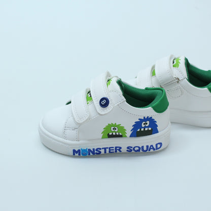 Tenis color blanco, cierre de velcro, monster squad para niño