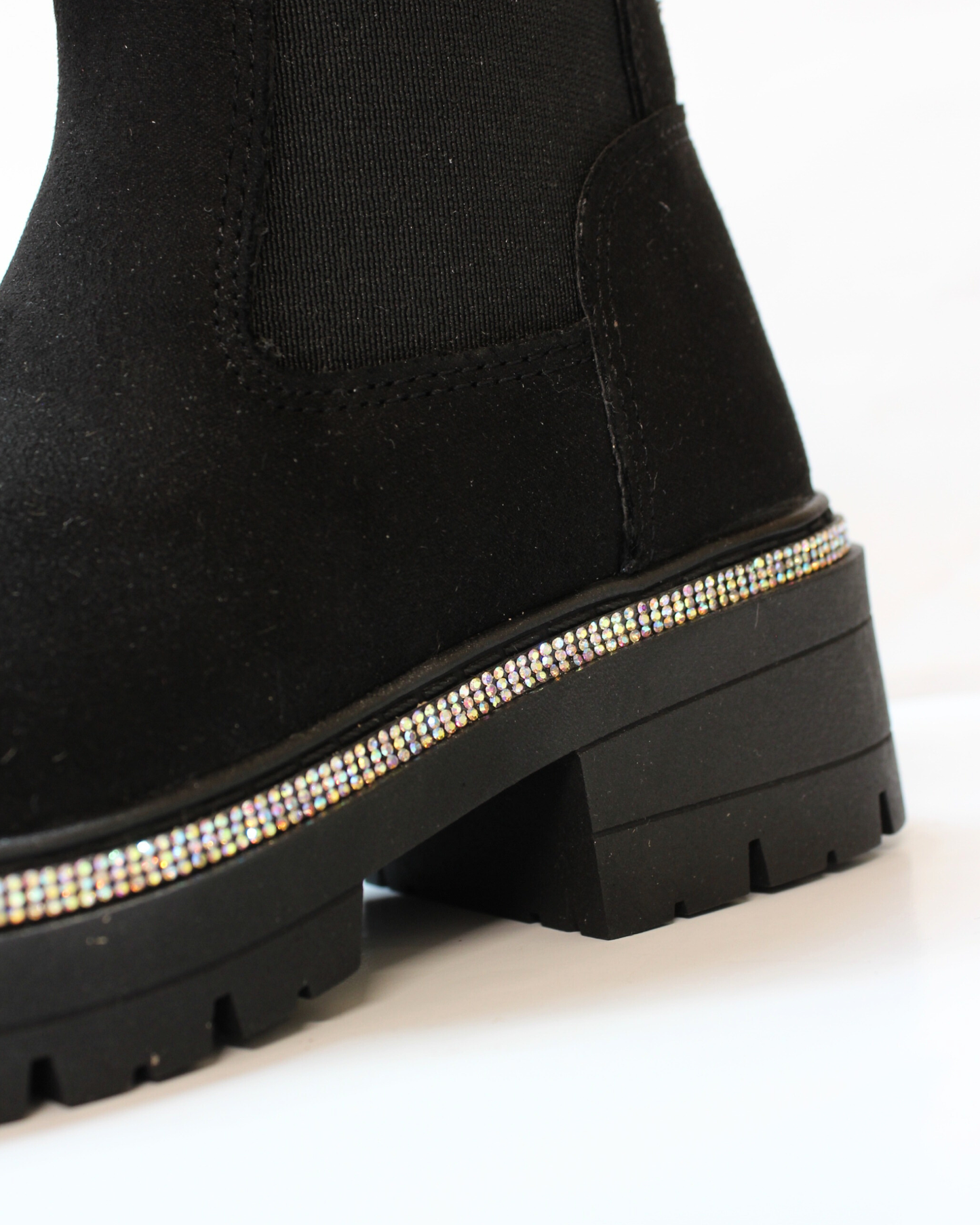 Botin negro tira cristales en suela