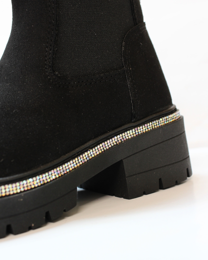 Botin negro tira cristales en suela