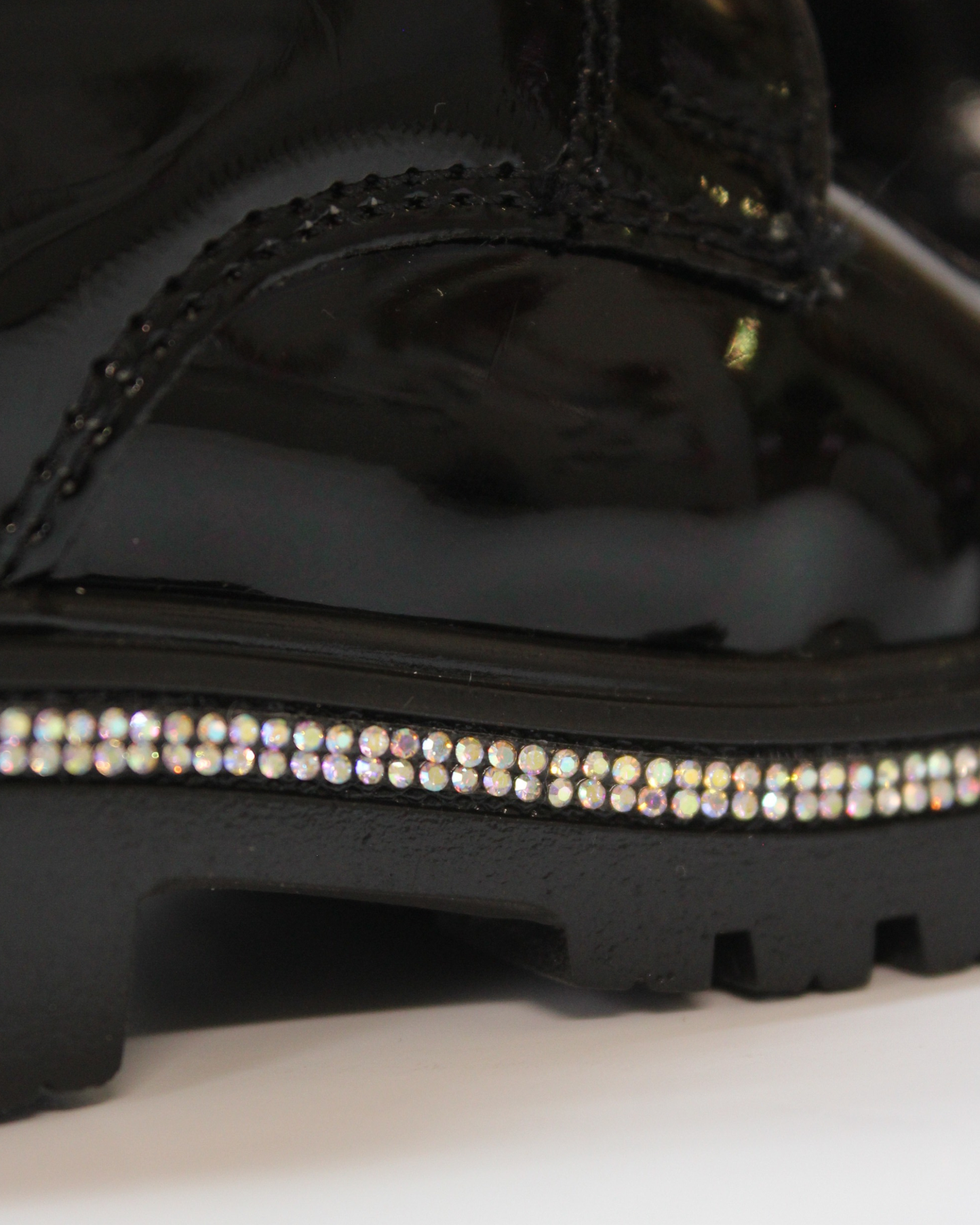 Botin charol negro cristales en la suela