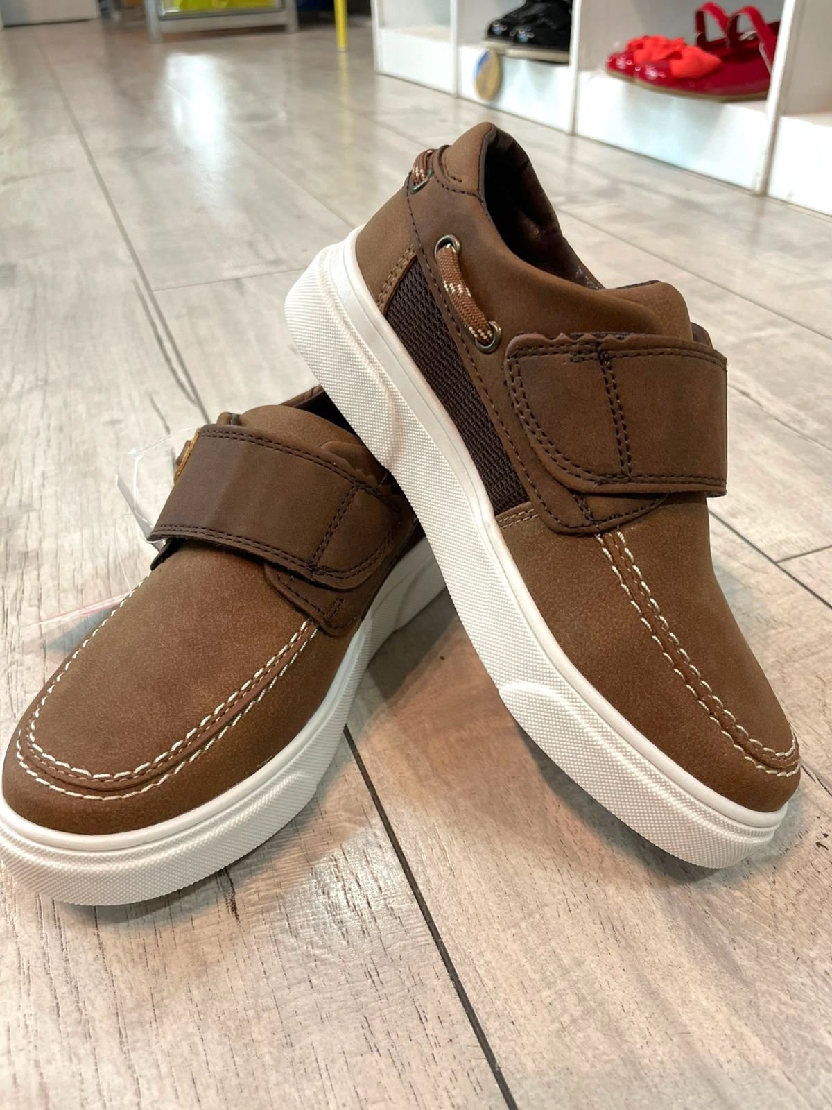 Zapato estilo tenis color moka con cierre velcro