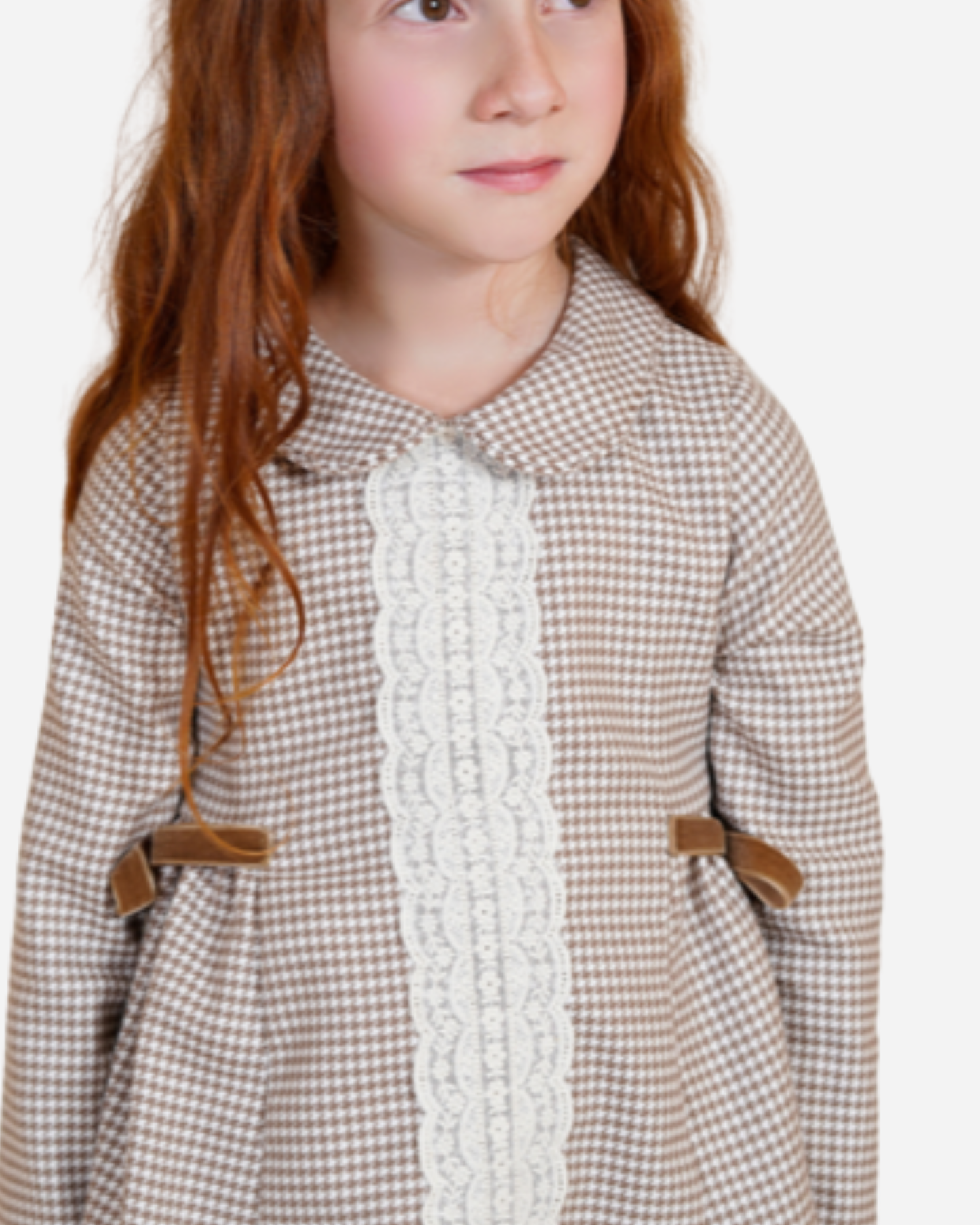 Vestido pata de gallo café, encaje horizontal