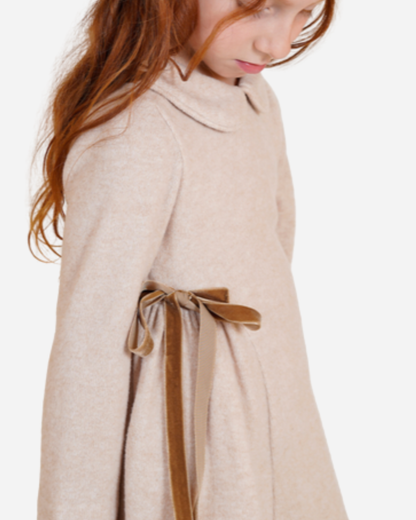 Vestido tejido beige cuello bebe 2 moños laterales terciopelo