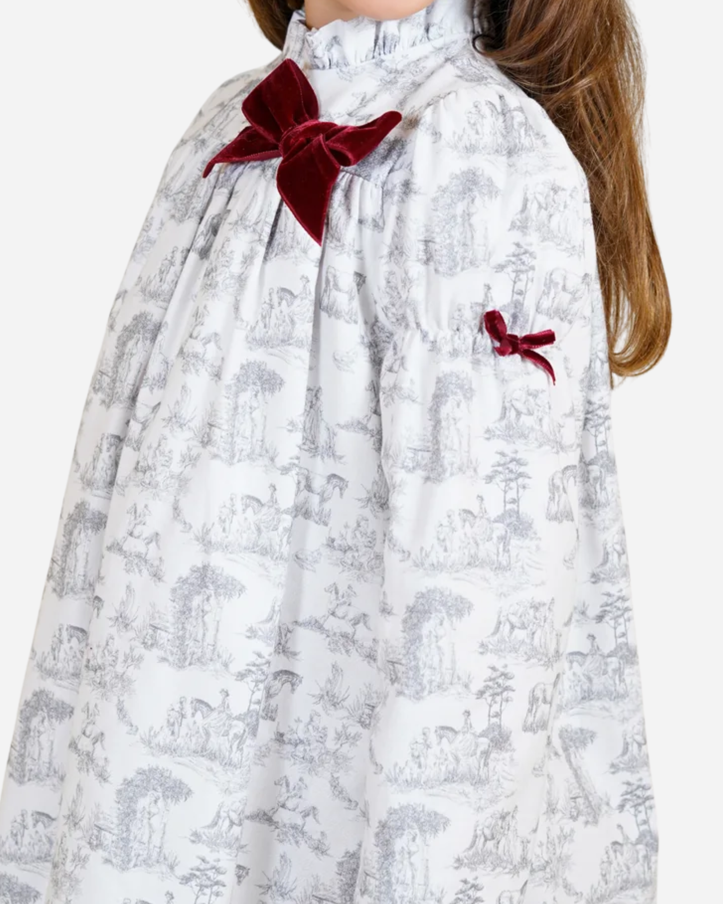 Vestido blanco textura caballitos moño terciopelo color vino