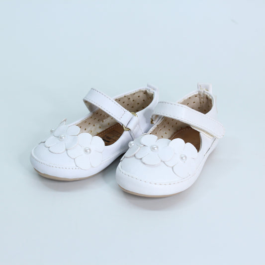 zapato color blanco cierre de velcro