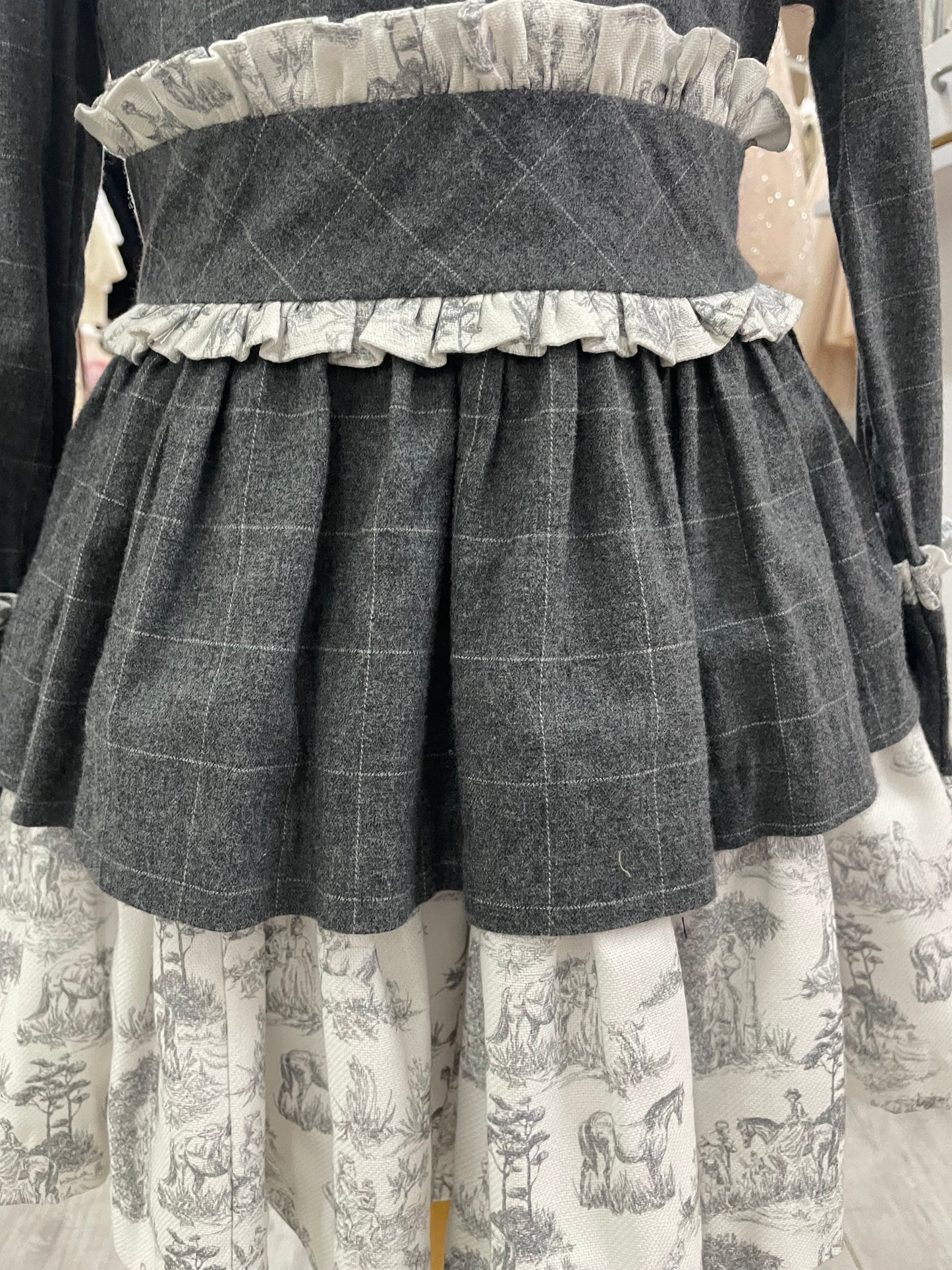 Vestido cuadros plomo cuello amplio y moño terciopelo