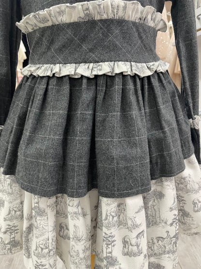 Vestido cuadros plomo cuello amplio y moño terciopelo