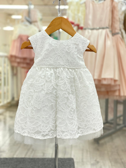 Vestido Off White de Encaje, Cinto con Perlas