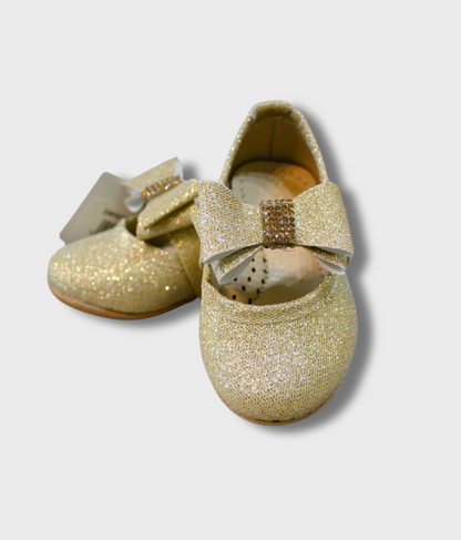 zapato color oro con moño al frente