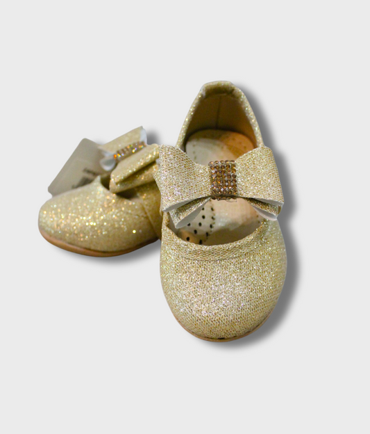 zapato color oro con moño al frente