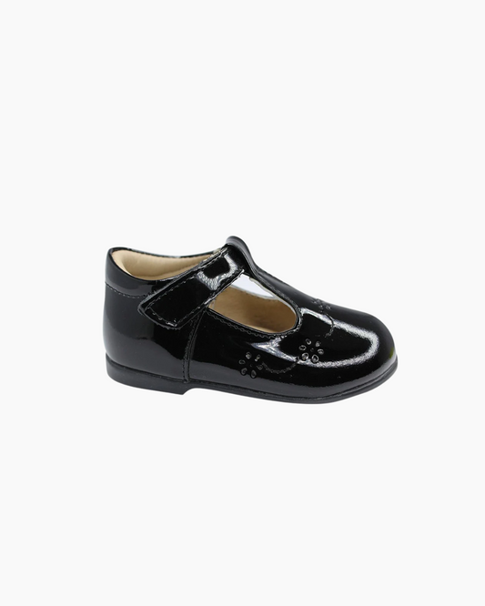 zapato de charol color negro, flores perforadas