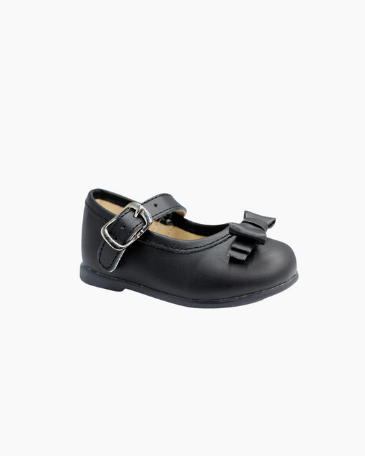 zapato de piel negro. con moño y hebilla