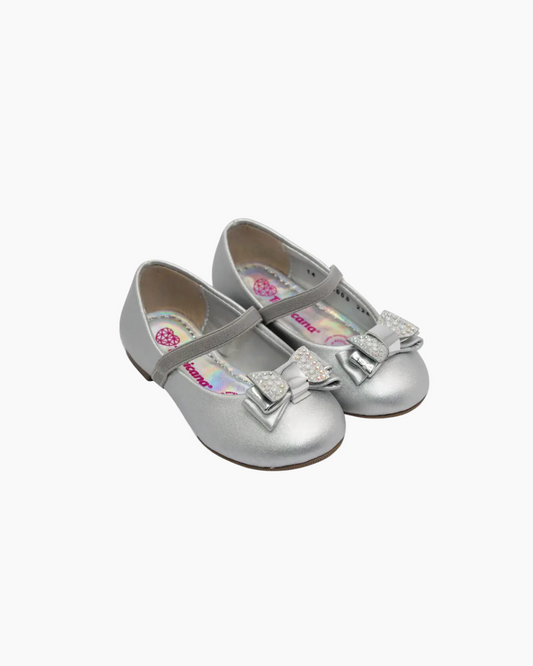 zapato estilo balerina con liston y mono color plata