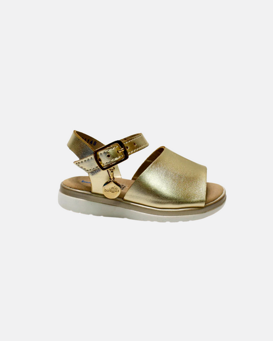 huarache color oro, tira ancha con hebilla