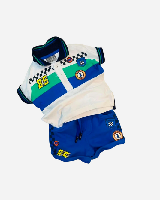 Set polo blanca con parches, short azul