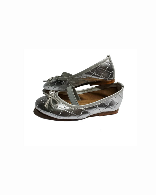 zapato color plata con moño al frente