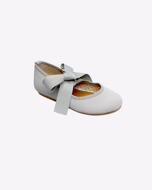 zapato color gris con moño de listón