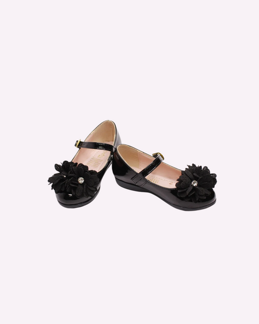 zapato charol color negro con hebilla y doble flor